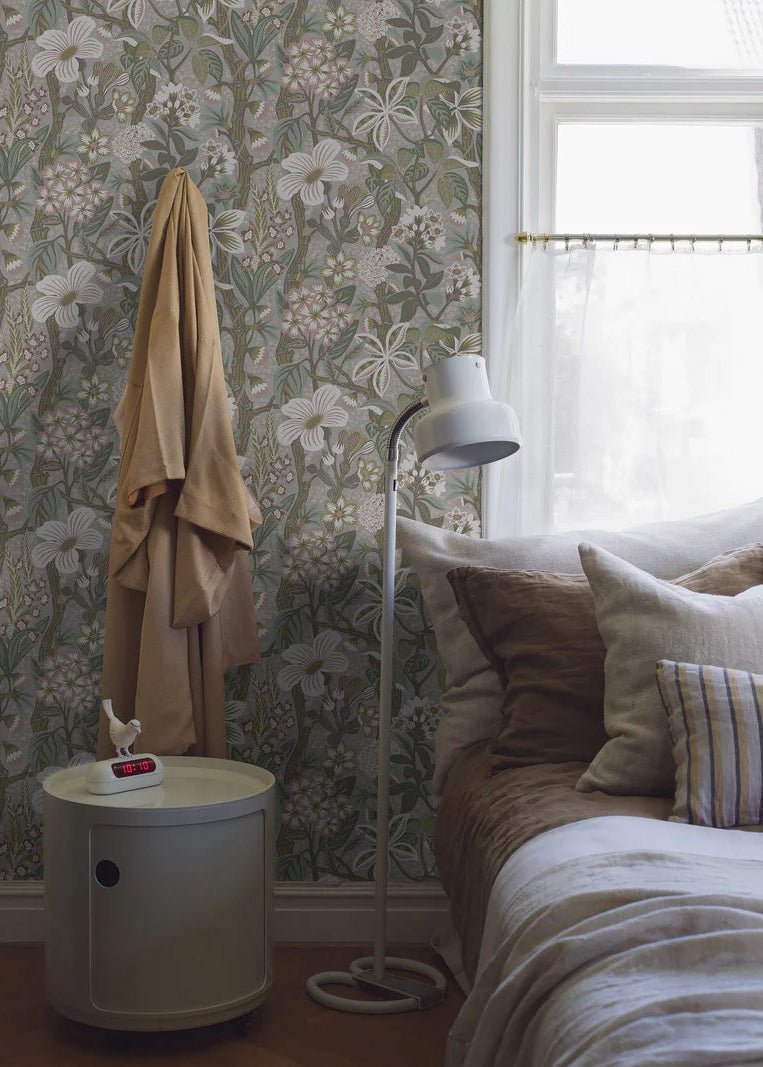 On the floral mural wallpaper Friviva you’ll find both exotic plants and Scandinavian meadow flowers. The pattern was created by Hanna Werning