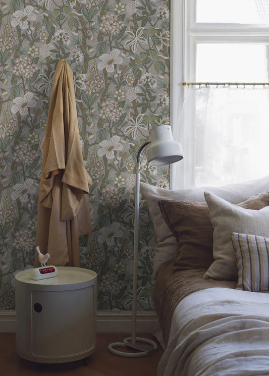 On the floral mural wallpaper Friviva you’ll find both exotic plants and Scandinavian meadow flowers. The pattern was created by Hanna Werning