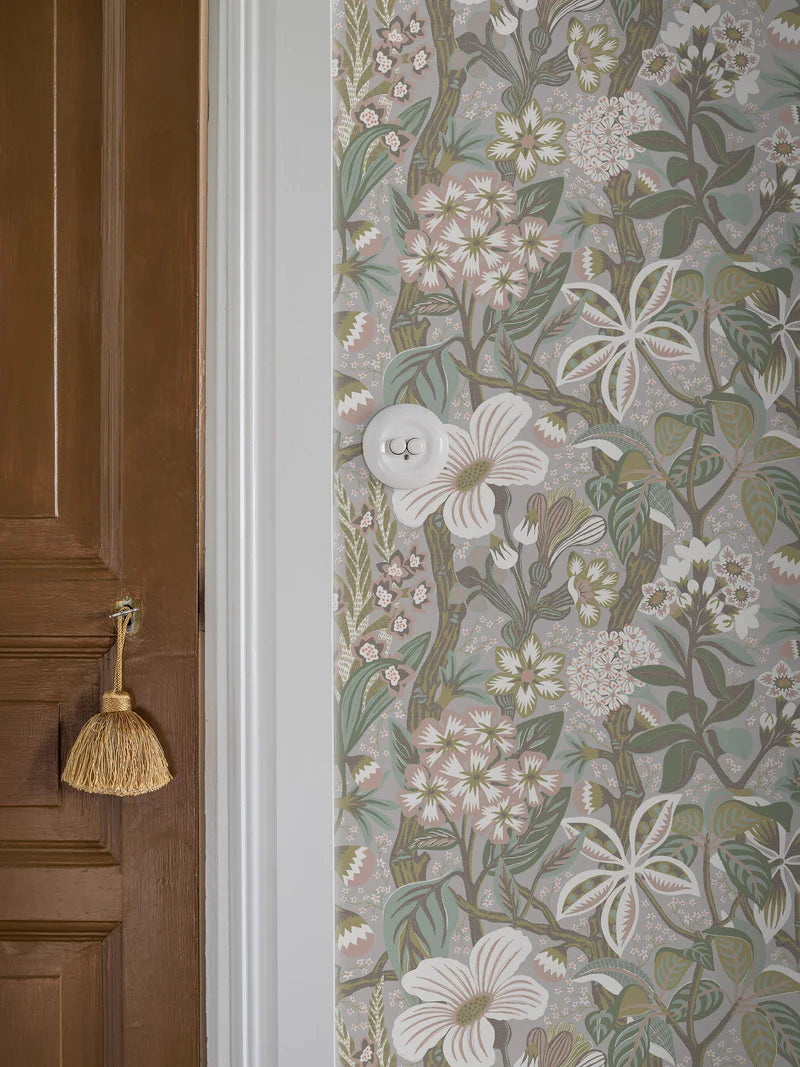 On the floral mural wallpaper Friviva you’ll find both exotic plants and Scandinavian meadow flowers. The pattern was created by Hanna Werning
