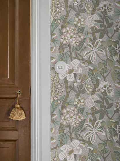 On the floral mural wallpaper Friviva you’ll find both exotic plants and Scandinavian meadow flowers. The pattern was created by Hanna Werning