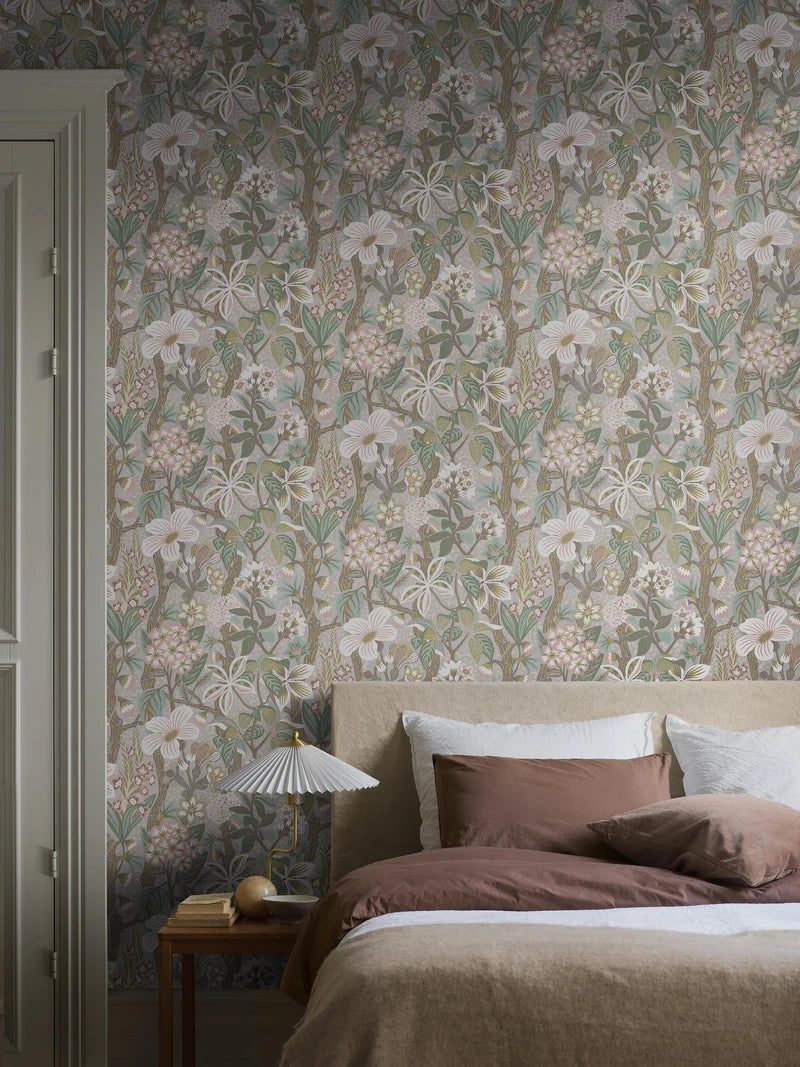 On the floral mural wallpaper Friviva you’ll find both exotic plants and Scandinavian meadow flowers. The pattern was created by Hanna Werning