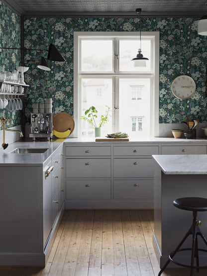 The floral mural wallpaper Friviva is a true flower festival, with a delightful mix of Scandinavian meadow flowers and exotic plants.