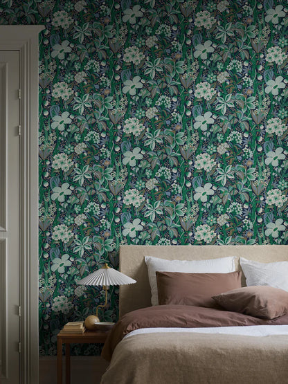 The floral mural wallpaper Friviva is a true flower festival, with a delightful mix of Scandinavian meadow flowers and exotic plants.