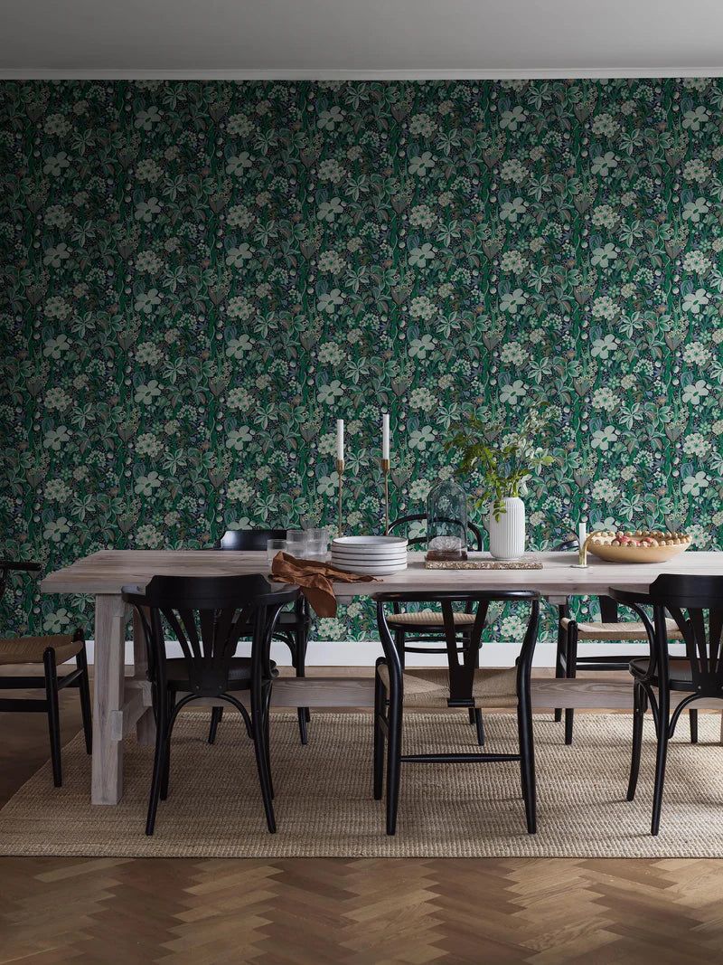 The floral mural wallpaper Friviva is a true flower festival, with a delightful mix of Scandinavian meadow flowers and exotic plants.