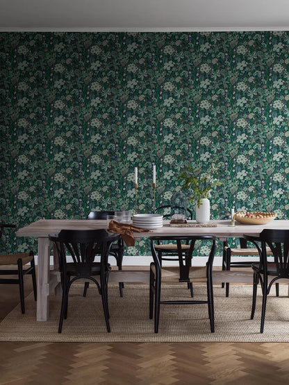 The floral mural wallpaper Friviva is a true flower festival, with a delightful mix of Scandinavian meadow flowers and exotic plants.