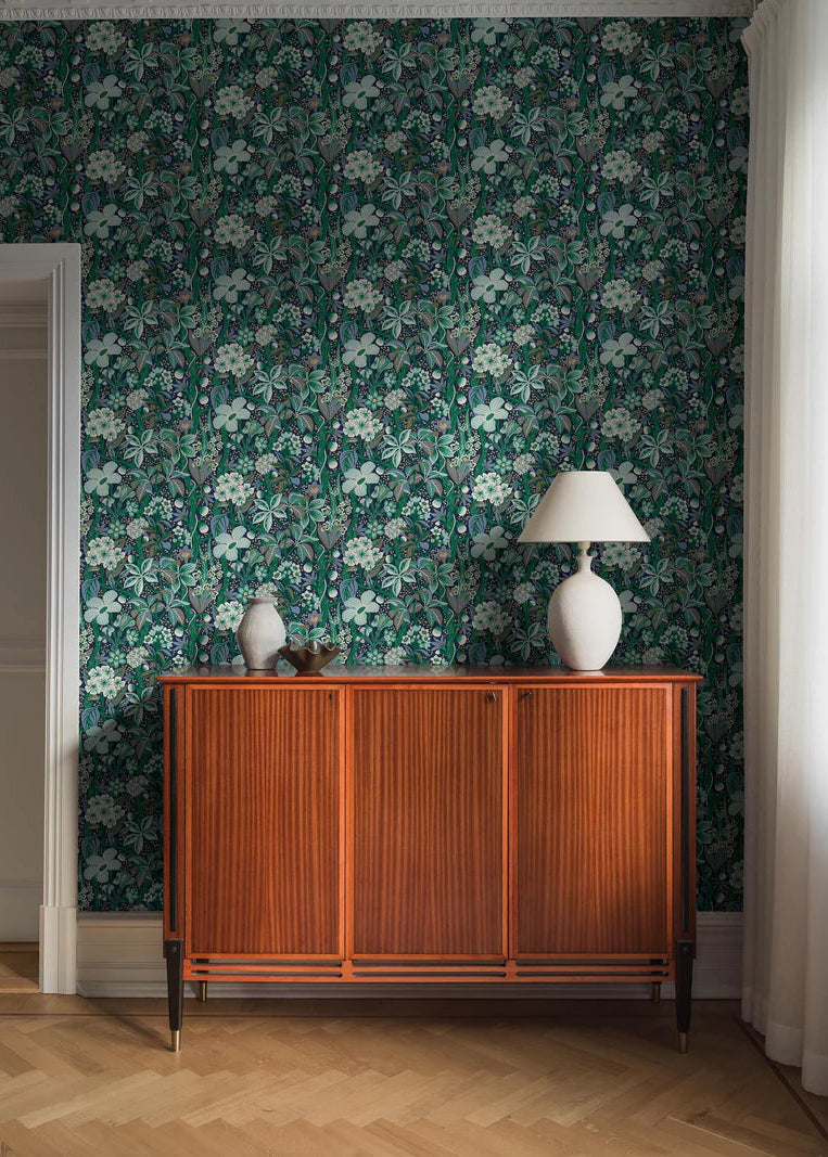 The floral mural wallpaper Friviva is a true flower festival, with a delightful mix of Scandinavian meadow flowers and exotic plants.