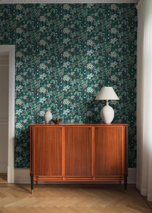 The floral mural wallpaper Friviva is a true flower festival, with a delightful mix of Scandinavian meadow flowers and exotic plants.