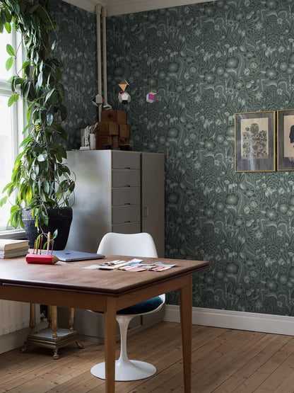 The floral mural wallpaper Pangsurr features a playful, monochrome pattern of organic fantasy shapes.