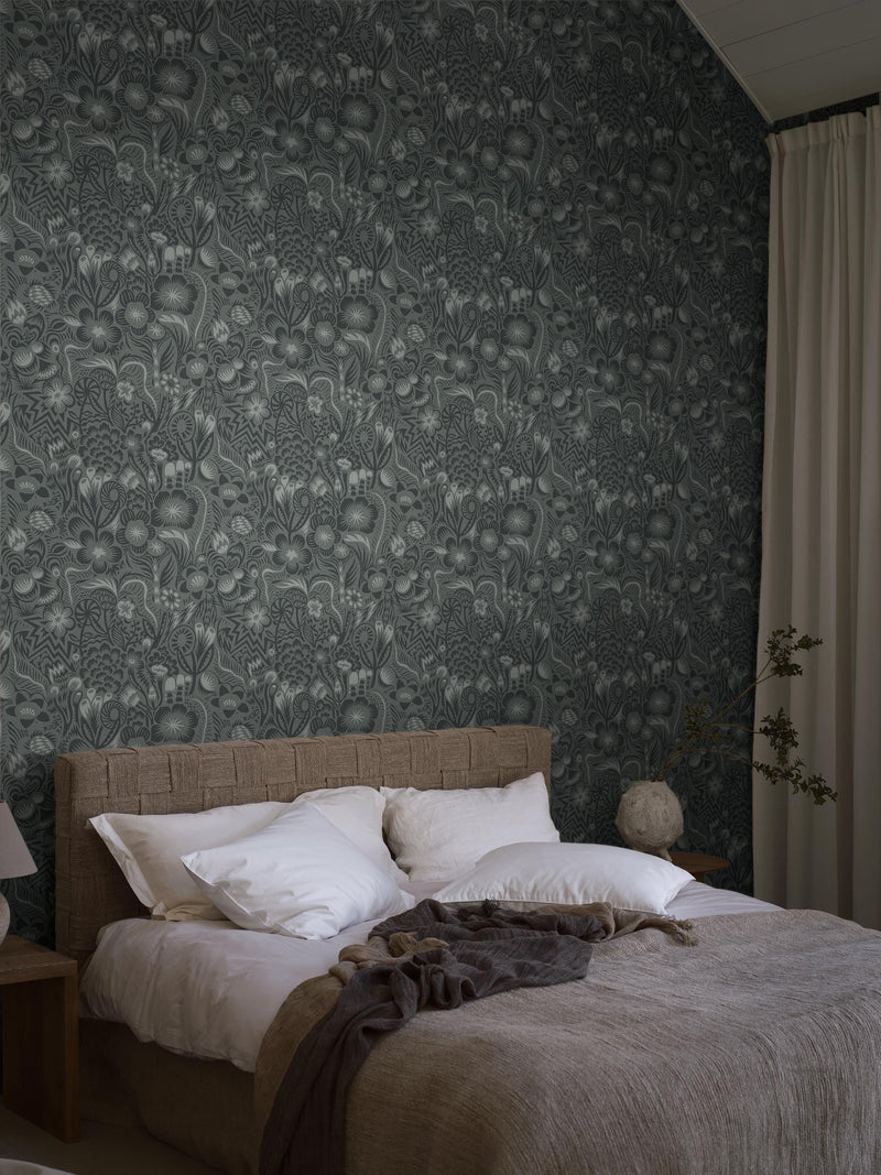 The floral mural wallpaper Pangsurr features a playful, monochrome pattern of organic fantasy shapes.