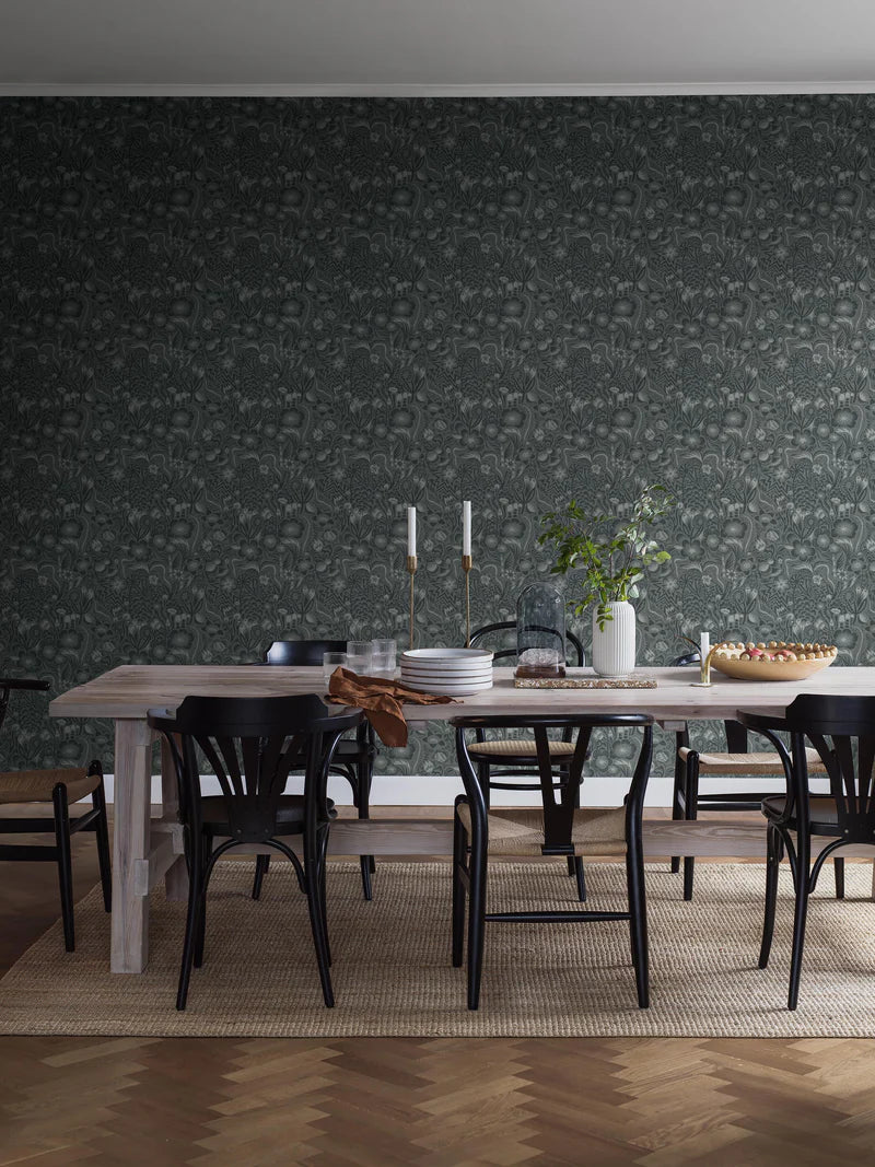 The floral mural wallpaper Pangsurr features a playful, monochrome pattern of organic fantasy shapes.