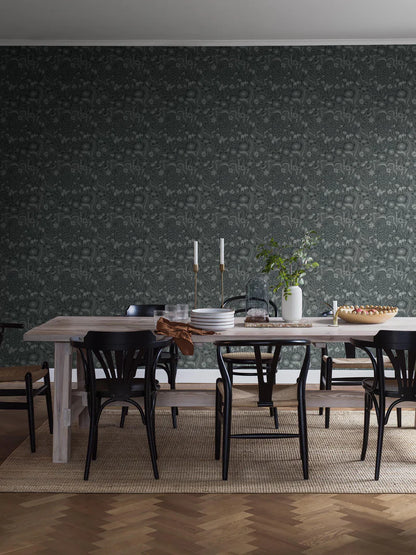 The floral mural wallpaper Pangsurr features a playful, monochrome pattern of organic fantasy shapes.