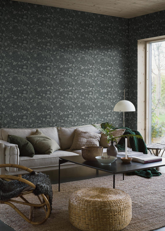 The floral mural wallpaper Pangsurr features a playful, monochrome pattern of organic fantasy shapes.