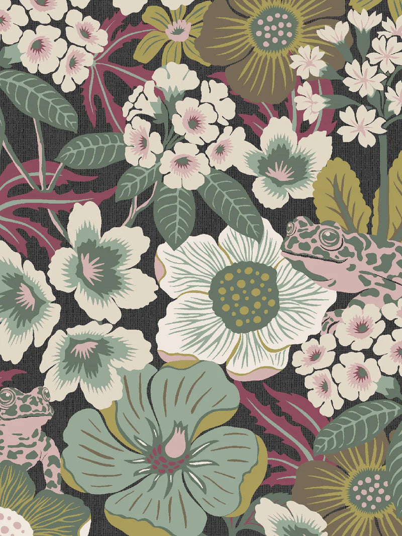 In the lush pattern of the floral mural wallpaper Kvackstepp, you’ll find blooming primroses and rhododendrons, among other things.