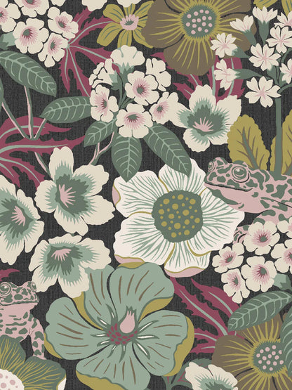 In the lush pattern of the floral mural wallpaper Kvackstepp, you’ll find blooming primroses and rhododendrons, among other things.