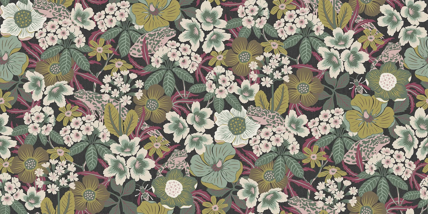 In the lush pattern of the floral mural wallpaper Kvackstepp, you’ll find blooming primroses and rhododendrons, among other things.