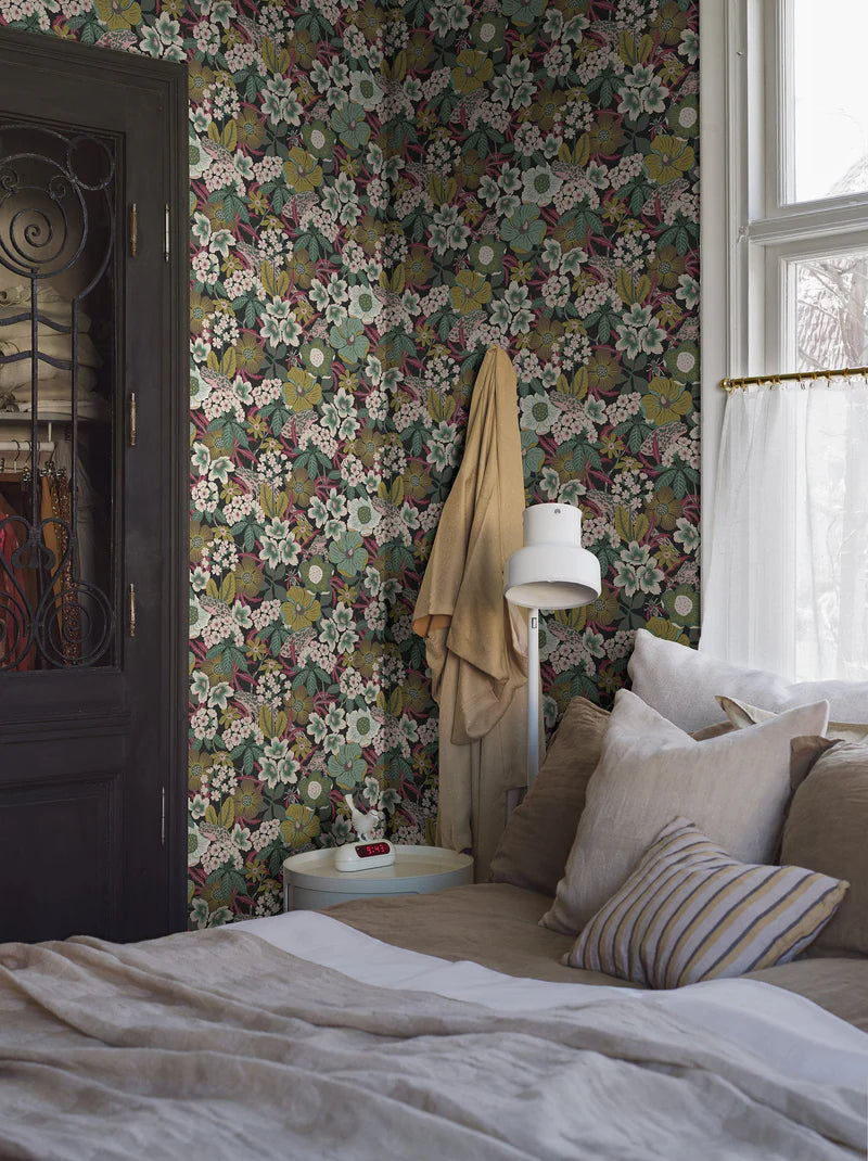 In the lush pattern of the floral mural wallpaper Kvackstepp, you’ll find blooming primroses and rhododendrons, among other things.