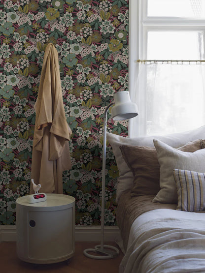 In the lush pattern of the floral mural wallpaper Kvackstepp, you’ll find blooming primroses and rhododendrons, among other things.