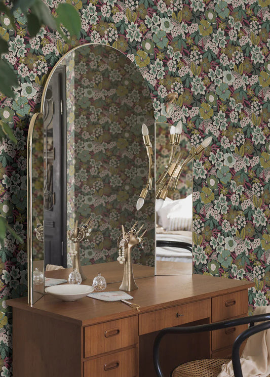 In the lush pattern of the floral mural wallpaper Kvackstepp, you’ll find blooming primroses and rhododendrons, among other things.