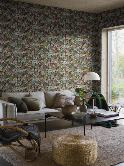 In the lush pattern of the floral mural wallpaper Kvackstepp, you’ll find blooming primroses and rhododendrons, among other things.