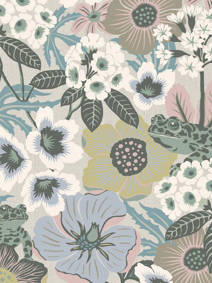 Kvackstepp is a large-flowered mural wallpaper that at first glance feels quite romantic. But among the primroses and rhododendrons you’ll also find protected toads and beautiful hornets hiding away.