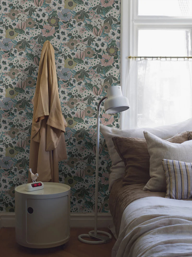 Kvackstepp is a large-flowered mural wallpaper that at first glance feels quite romantic. But among the primroses and rhododendrons you’ll also find protected toads and beautiful hornets hiding away.