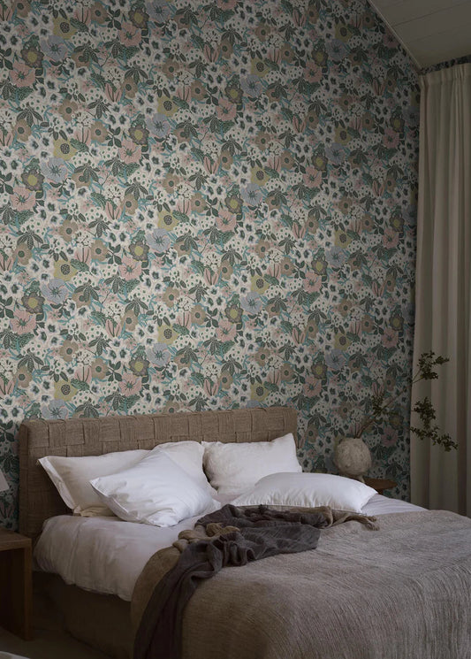 Kvackstepp is a large-flowered mural wallpaper that at first glance feels quite romantic. But among the primroses and rhododendrons you’ll also find protected toads and beautiful hornets hiding away.