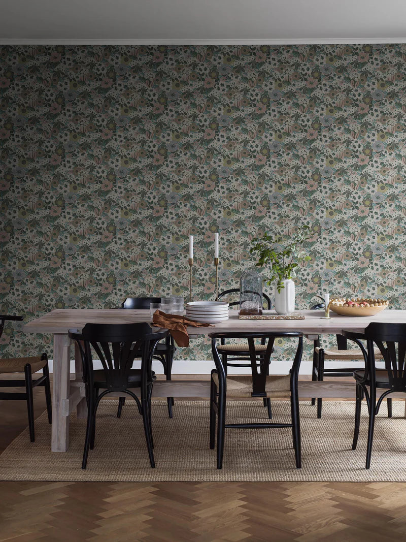 Kvackstepp is a large-flowered mural wallpaper that at first glance feels quite romantic. But among the primroses and rhododendrons you’ll also find protected toads and beautiful hornets hiding away.