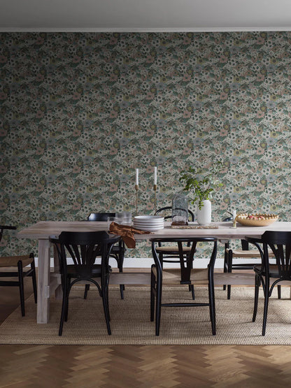 Kvackstepp is a large-flowered mural wallpaper that at first glance feels quite romantic. But among the primroses and rhododendrons you’ll also find protected toads and beautiful hornets hiding away.