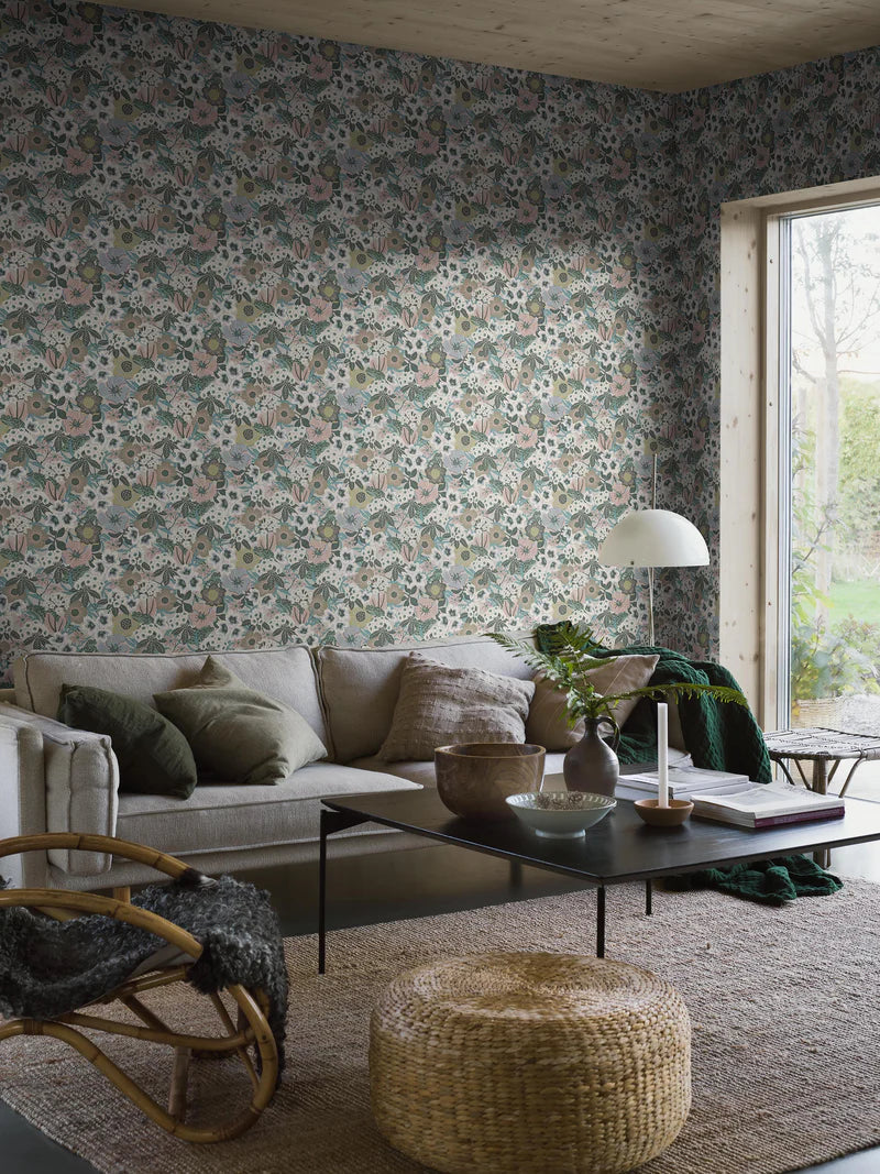 Kvackstepp is a large-flowered mural wallpaper that at first glance feels quite romantic. But among the primroses and rhododendrons you’ll also find protected toads and beautiful hornets hiding away.