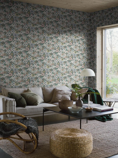 Kvackstepp is a large-flowered mural wallpaper that at first glance feels quite romantic. But among the primroses and rhododendrons you’ll also find protected toads and beautiful hornets hiding away.