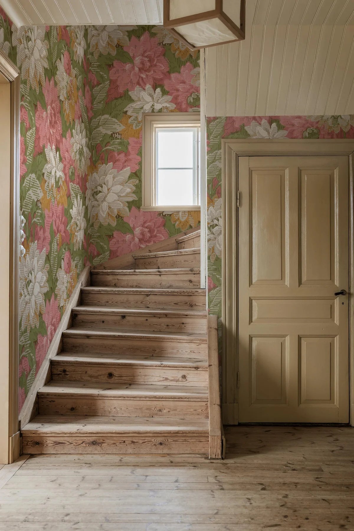 pink and yellow-orange meet more muted shades of grey and white. The foliage is rendered in warm greens. Delilah Grand is extraordinary in every way, with its colorful floral design in a truly large scale.