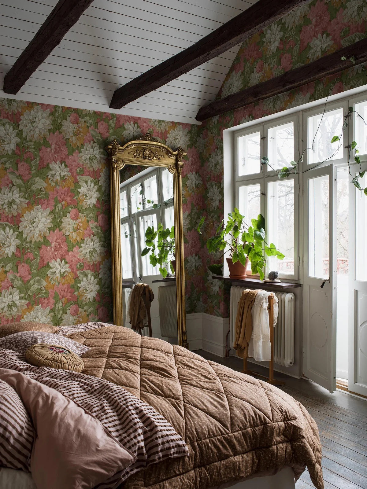 pink and yellow-orange meet more muted shades of grey and white. The foliage is rendered in warm greens. Delilah Grand is extraordinary in every way, with its colorful floral design in a truly large scale.