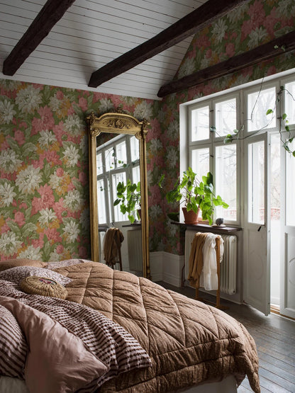 pink and yellow-orange meet more muted shades of grey and white. The foliage is rendered in warm greens. Delilah Grand is extraordinary in every way, with its colorful floral design in a truly large scale.