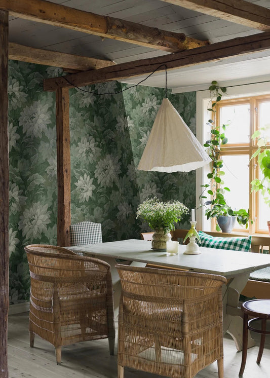 The green wallpaper Delilah Grand is an enlarged reprint of a beautiful tapestry wallpaper from the turn of the last century. The dense pattern of blooming dahlias lay hidden in our archive for many years.