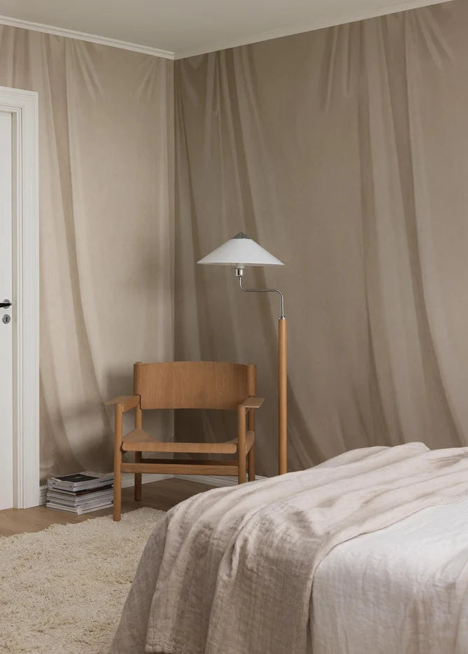 The light mural wallpaper Drape features a hand-painted motif of softly draped fabric, with a lifelike canvas texture and an artistic feel in the brushstrokes.