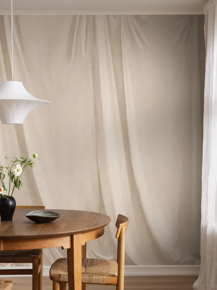 The light mural wallpaper Drape features a hand-painted motif of softly draped fabric, with a lifelike canvas texture and an artistic feel in the brushstrokes.