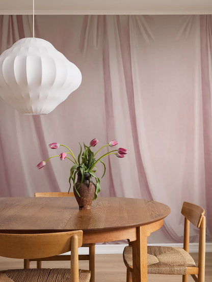 The light mural wallpaper Drape features a hand-painted motif of softly draped fabric, with a lifelike canvas texture and an artistic feel in the brushstrokes.