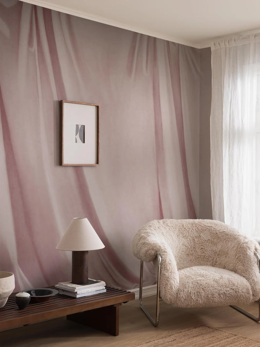 The light mural wallpaper Drape features a hand-painted motif of softly draped fabric, with a lifelike canvas texture and an artistic feel in the brushstrokes.