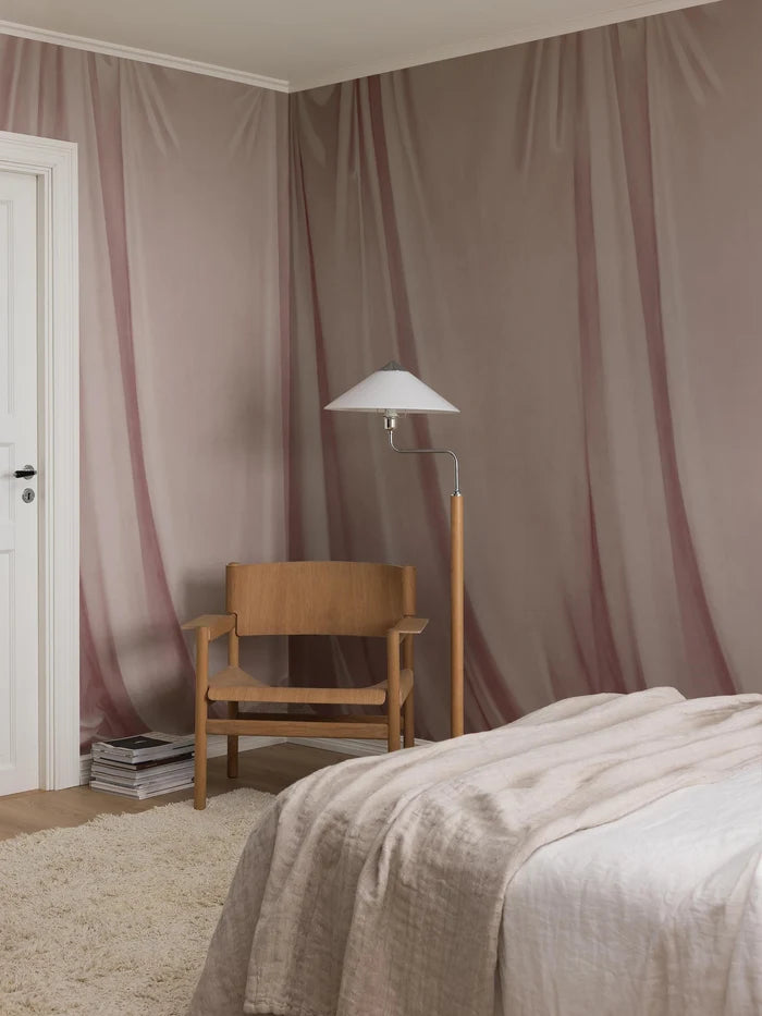 The light mural wallpaper Drape features a hand-painted motif of softly draped fabric, with a lifelike canvas texture and an artistic feel in the brushstrokes.
