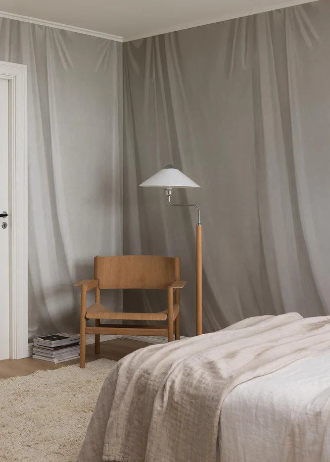The light mural wallpaper Drape features a hand-painted motif of draping fabric with a canvas texture and soft brushstrokes.