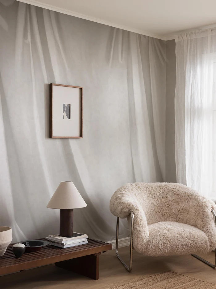 The light mural wallpaper Drape features a hand-painted motif of draping fabric with a canvas texture and soft brushstrokes.