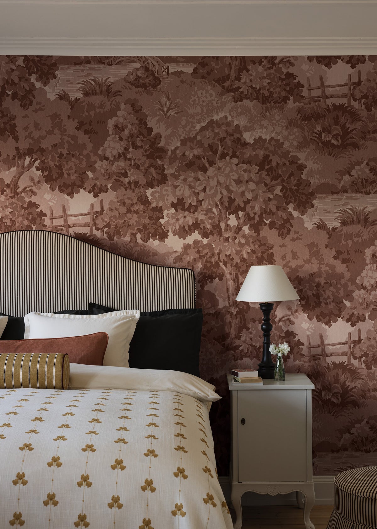  Alnarp Grand is an expressive wallpaper rooted in Boråstapeter’s archives. 