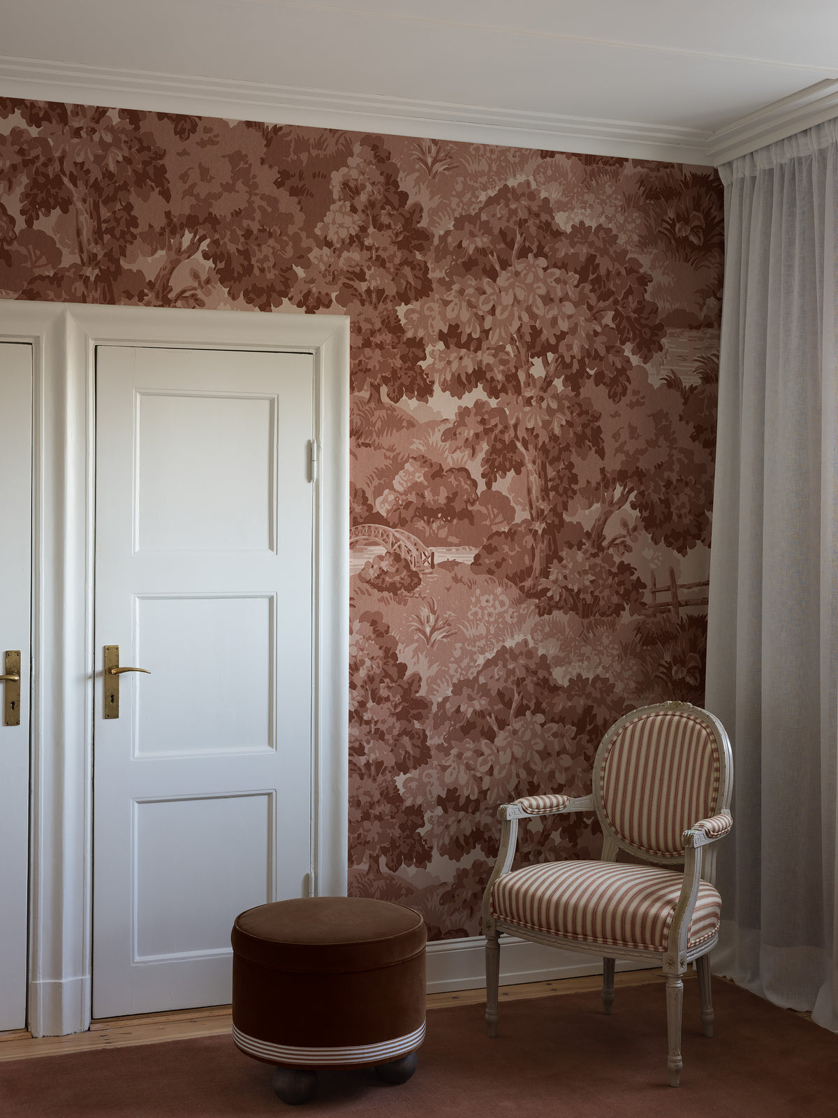  Alnarp Grand is an expressive wallpaper rooted in Boråstapeter’s archives. 