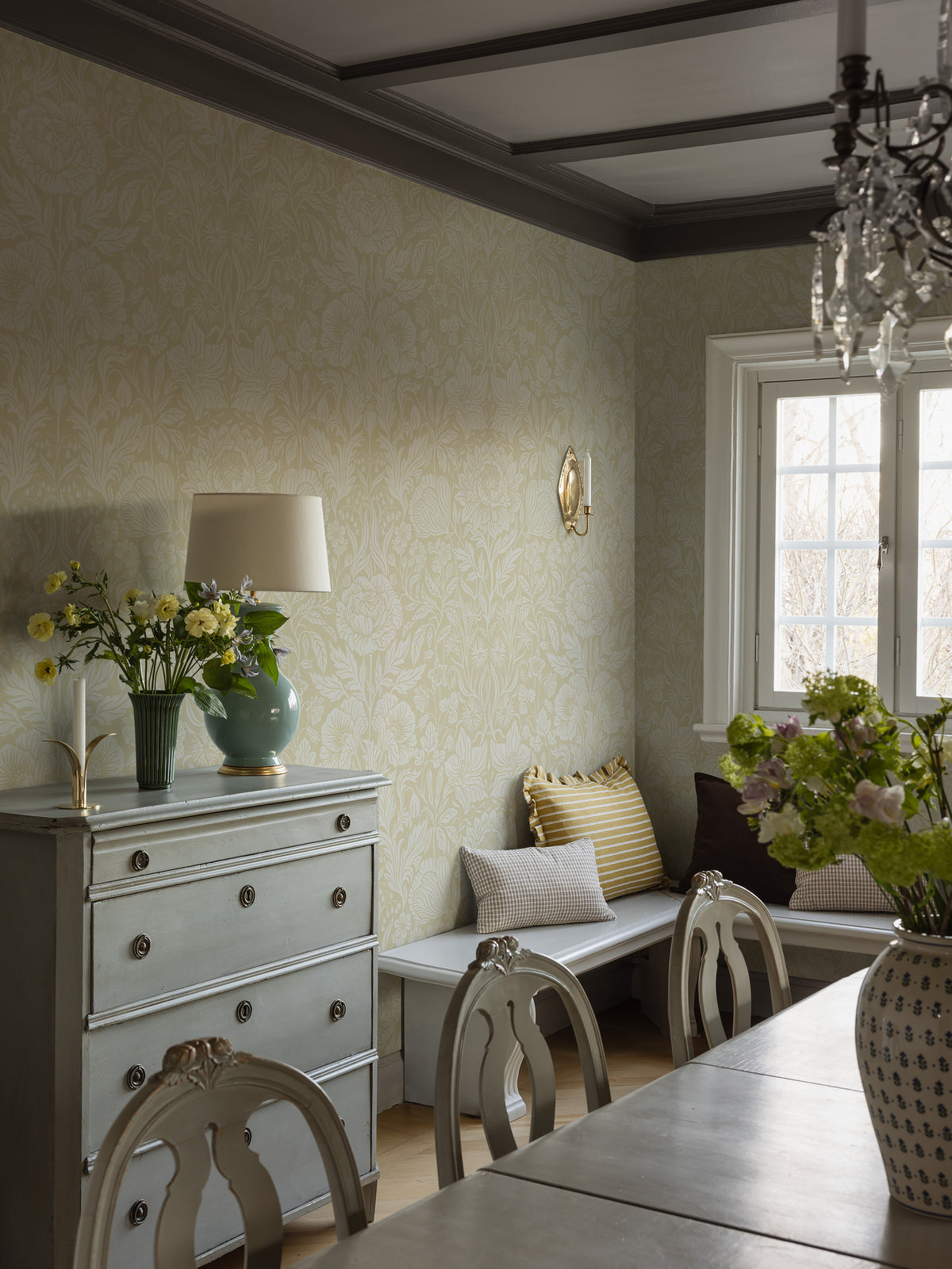  The Hildasholm Grand wallpaper is inspired by the Hildasholm manor on the shores of Lake Siljan in Leksand, where Hilda Munthe created a garden in true Arts &amp; Crafts spirit. 