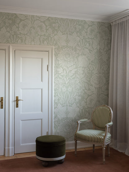  Hildasholm Grand is a large-floral wallpaper inspired by the Hildasholm manor and the garden Hilda Munthe created there in the Arts &amp; Crafts spirit. 