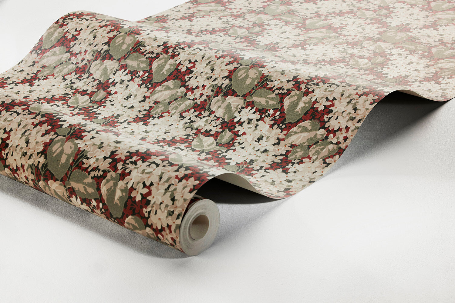  Colored in a bold and dramatic palette of red, white and grey, our Aratorp wallpaper is the epitome of early 20th century pattern style. 
