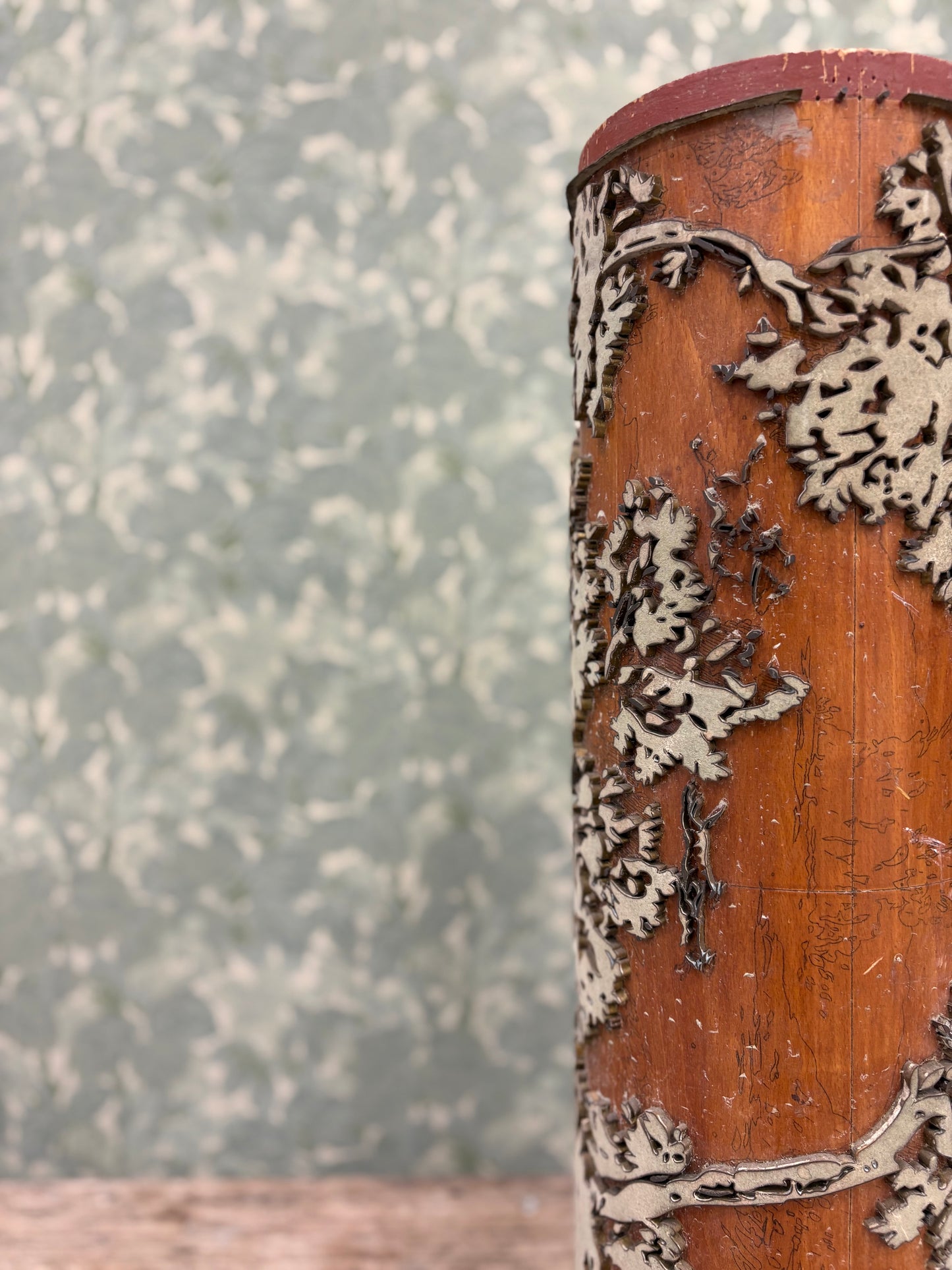 Bladverk is a rich and expressive wallpaper design inspired by the lush foliage and blossoms of the chestnut tree. 