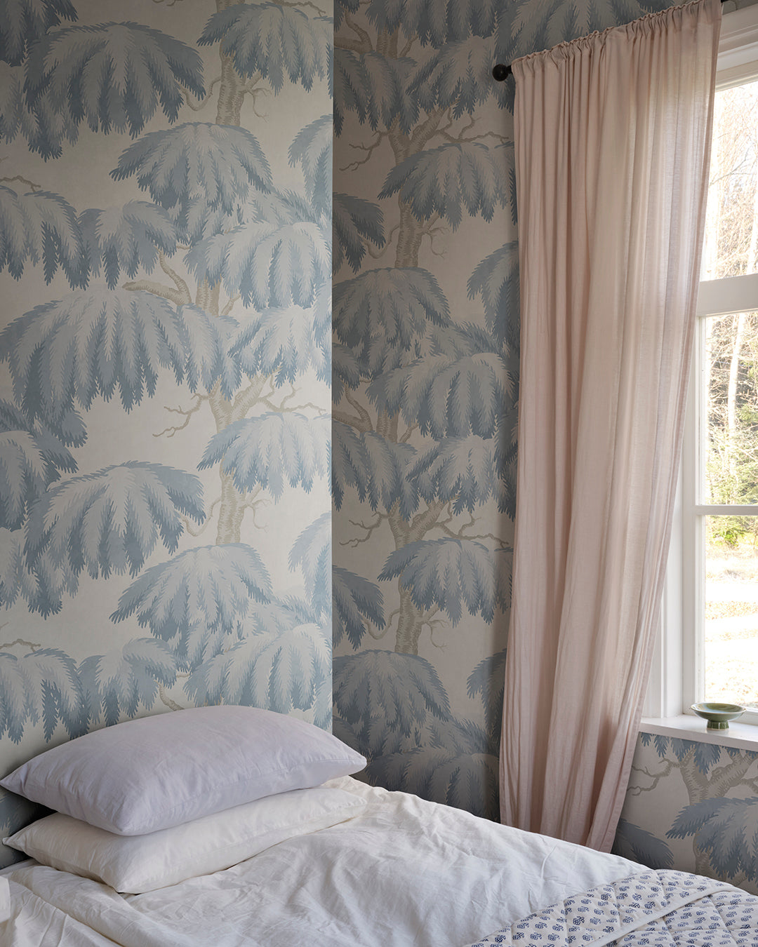 With its magnificent crown, the Lebanese Cedar wallpaper mural embraces Southern European valleys and mountain slopes with its plumes. 