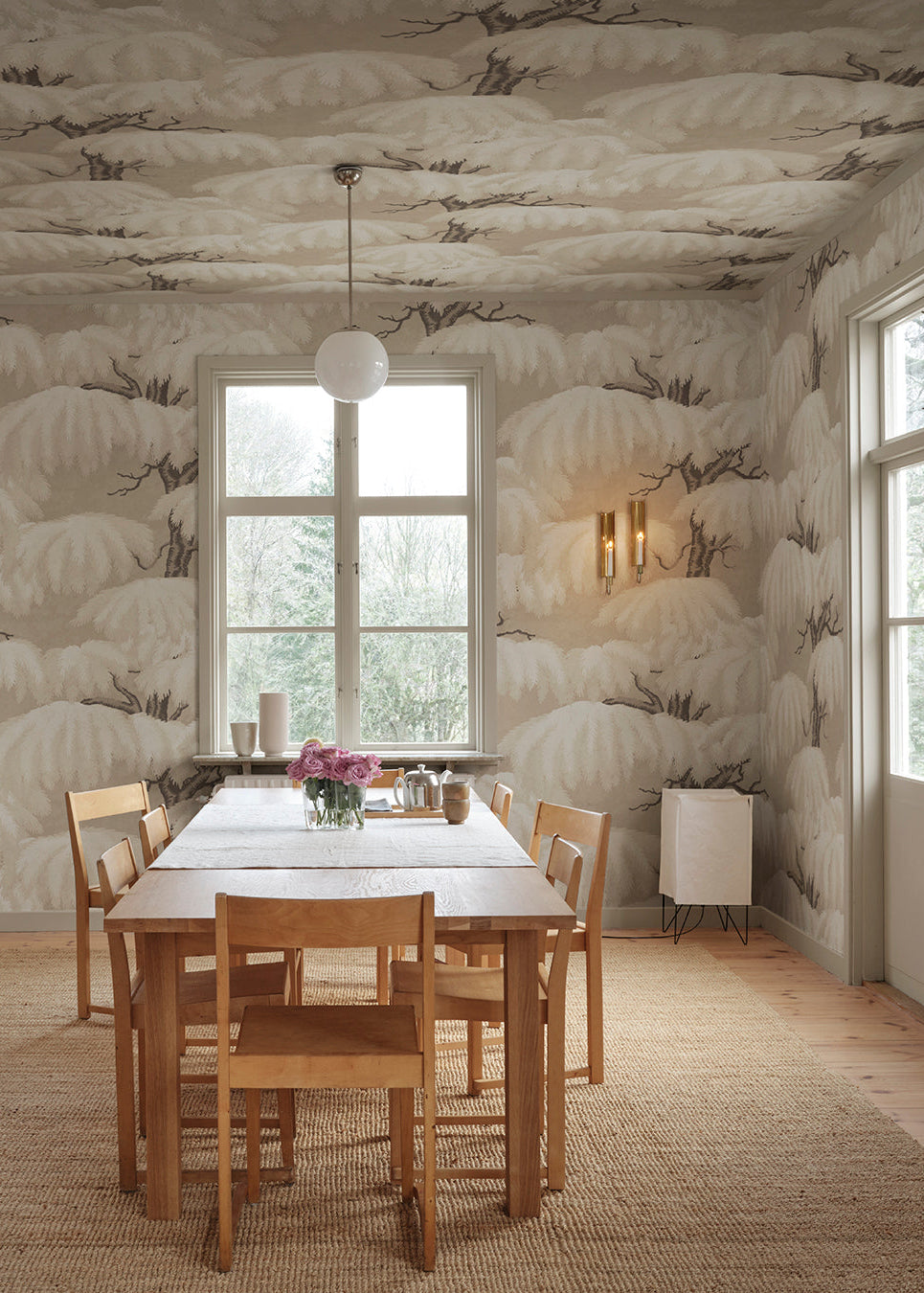 With its magnificent crown, the Lebanese Cedar wallpaper embraces Southern European valleys and mountain slopes with its plumes.