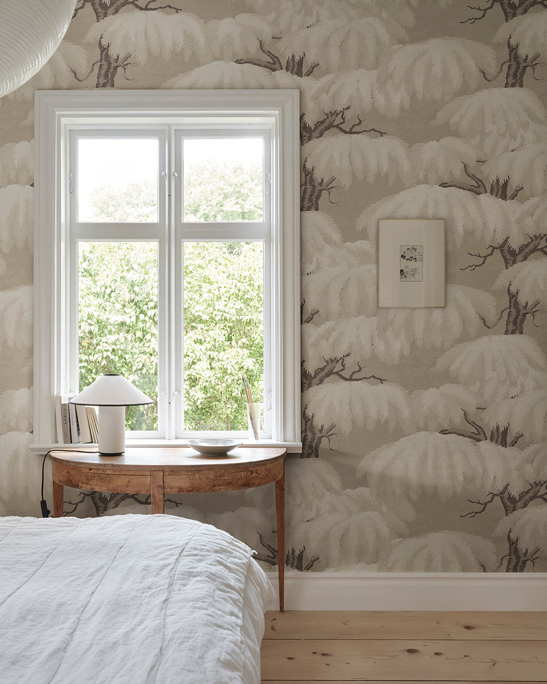 With its magnificent crown, the Lebanese Cedar wallpaper embraces Southern European valleys and mountain slopes with its plumes.
